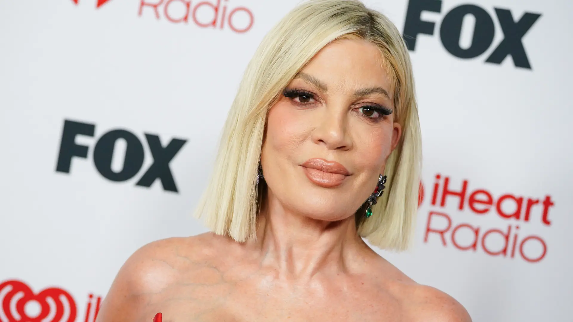 Tori Speling, tanjug Jordan Strauss:Invision:AP-69d217602c43f.webp