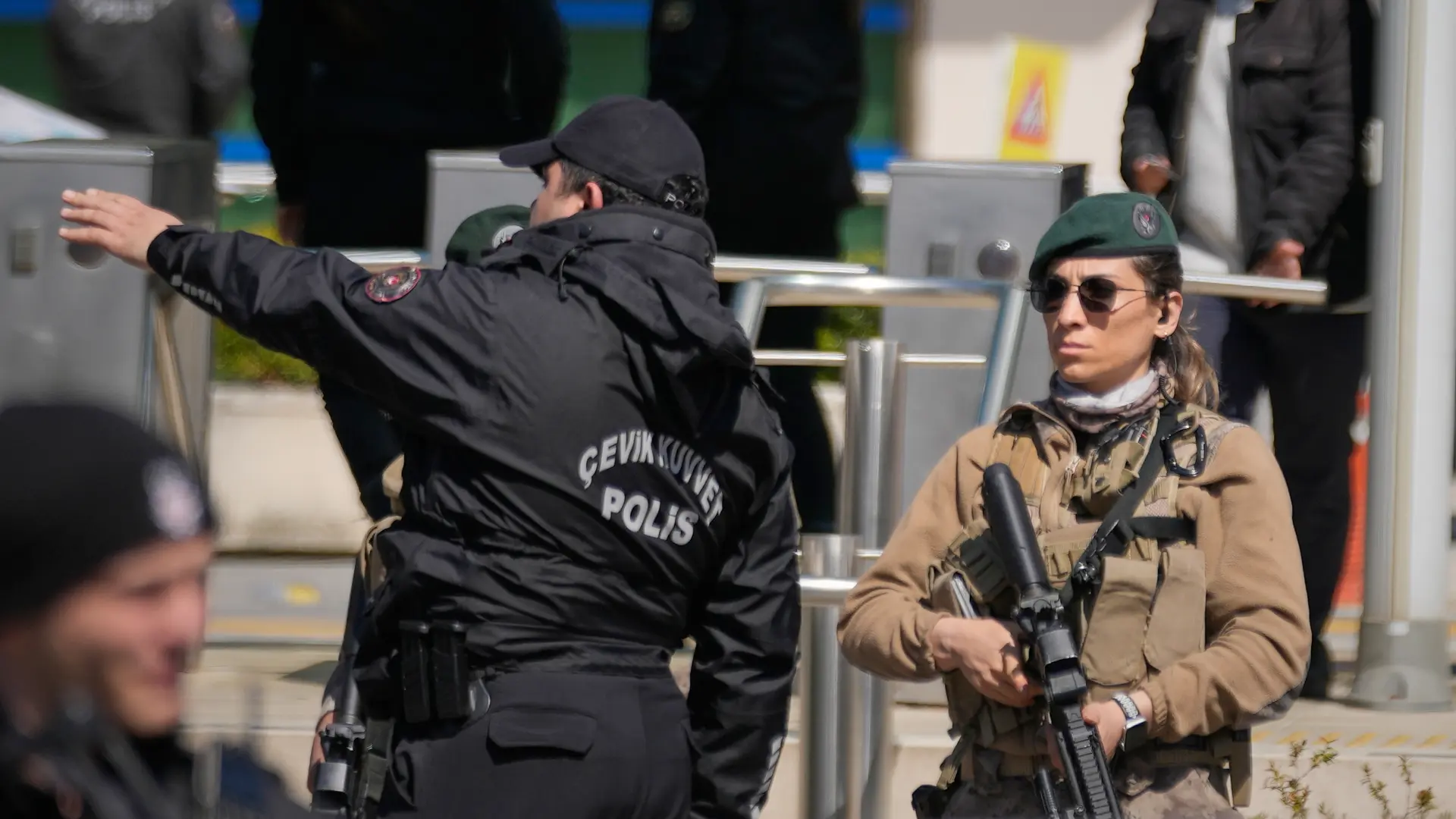 Turska policija vojska Istanbul terotistički napad izraelski konzulat Tanjug AP Photo Khalil Hamra-69d50cd1132c0.webp