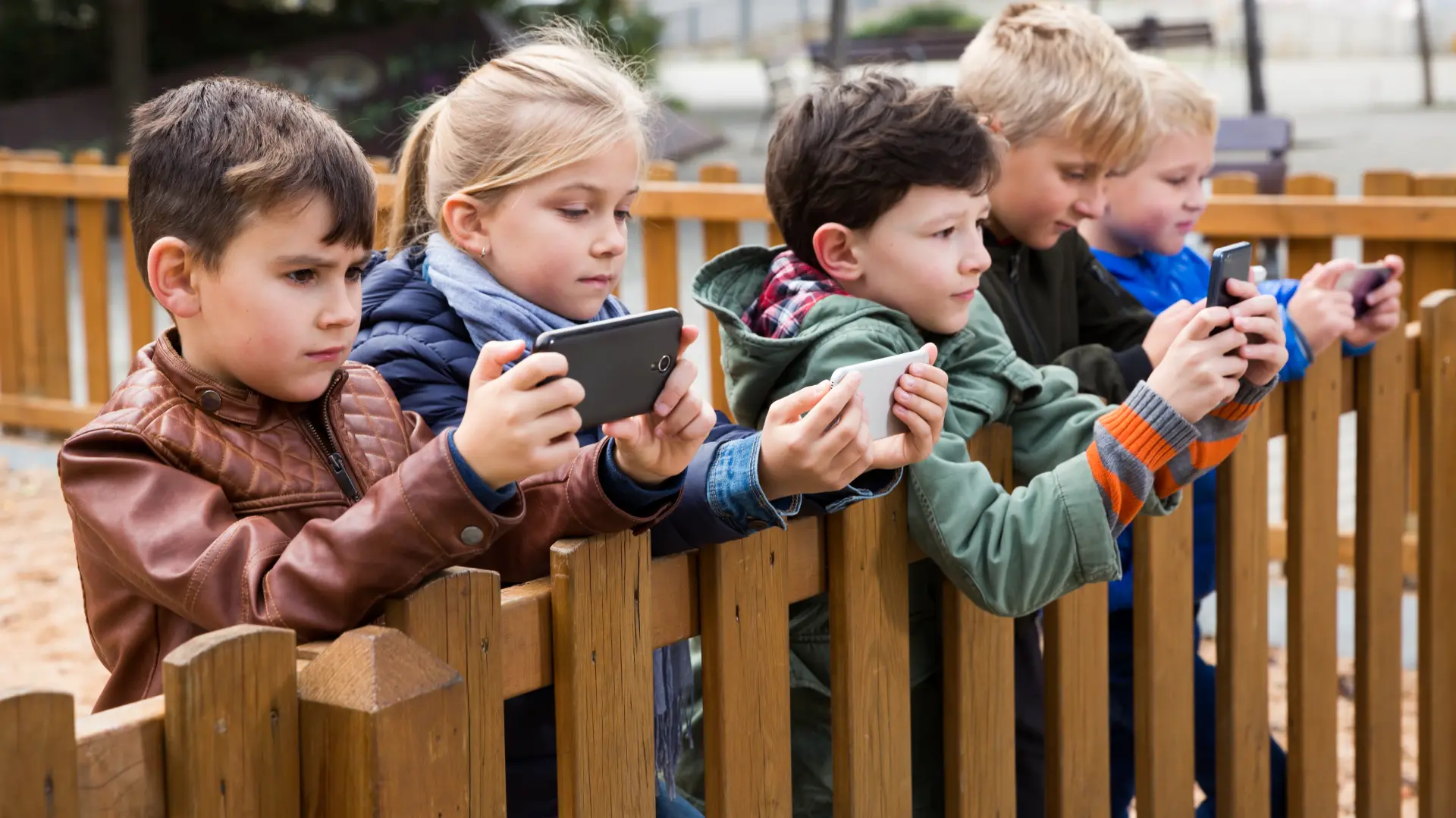 deca telefoni društvene mreže Shutterstock-69f0725e31626.webp