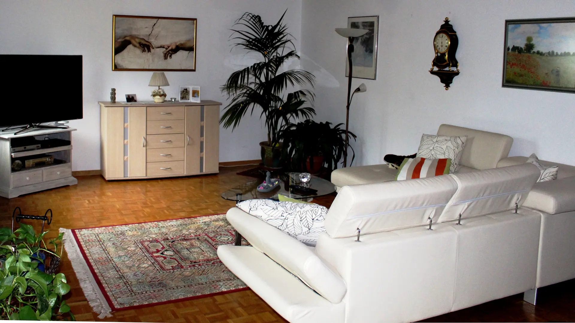 dnevna soba nameštaj garnitura parket tepih dom kuća Pixabay-69edd0f4d5ce3.webp