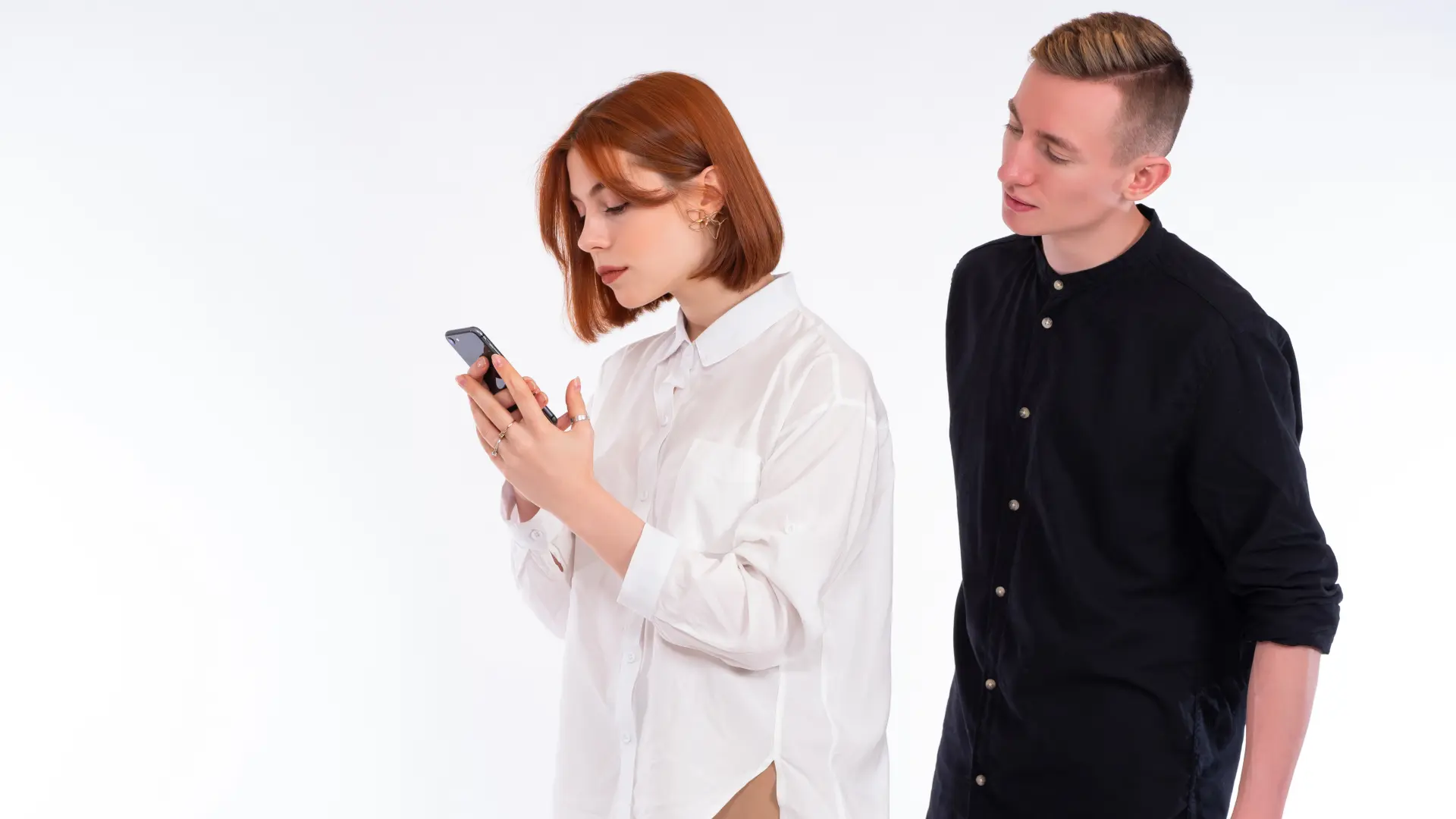 gledanje u tuđi telefon Shutterstock-69cd288d0b83b.webp