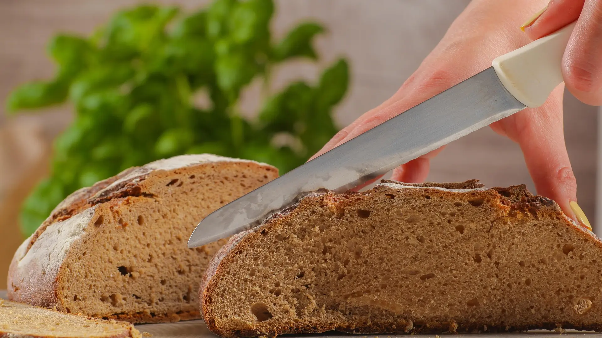 hleb vekna hleba razani hleb crni pixabay-69de17100b3f9.webp