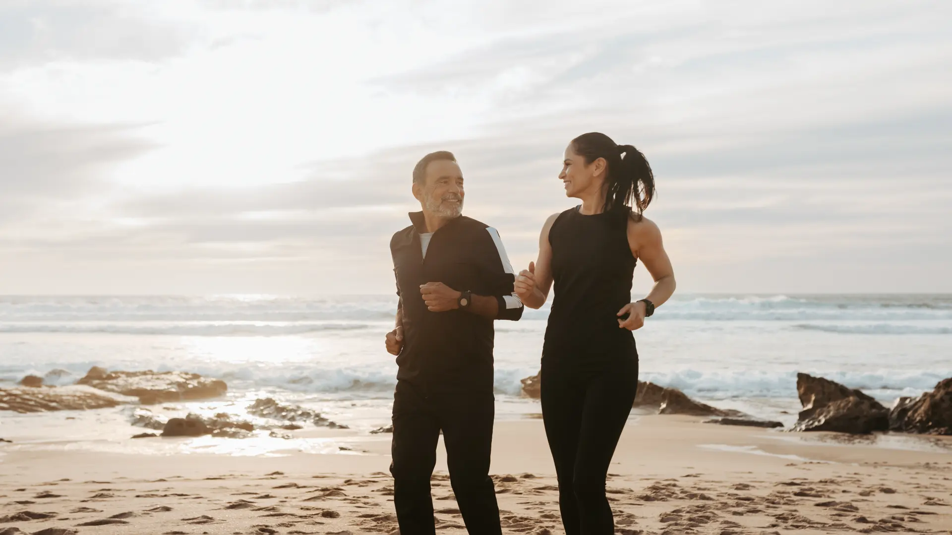 par trčanje plaža vežbe shutterstock_2326965197-69d3c104d69df.webp