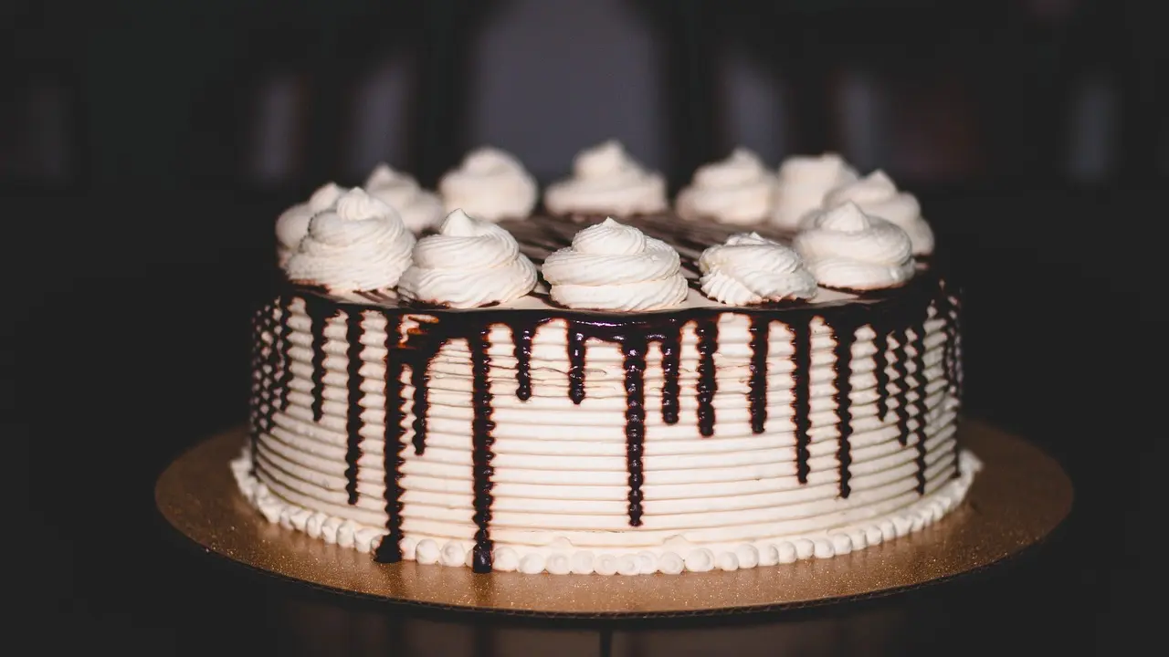 pixabaz, torta, čokoladna torta, bela torta, straćatela torta-69e2558df304d.webp