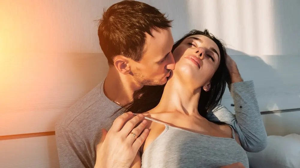 shutterstock poljubac u vrat, vrat, intima, strast, strasti, par, ljubavni par, seksjpg-69e3e1cb9a7cb.webp