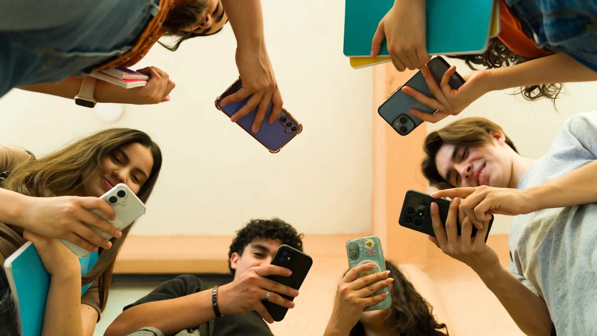 shutterstock, mobilni telefon, škola, zabrana telefona u školama-69cd13ac84204.webp