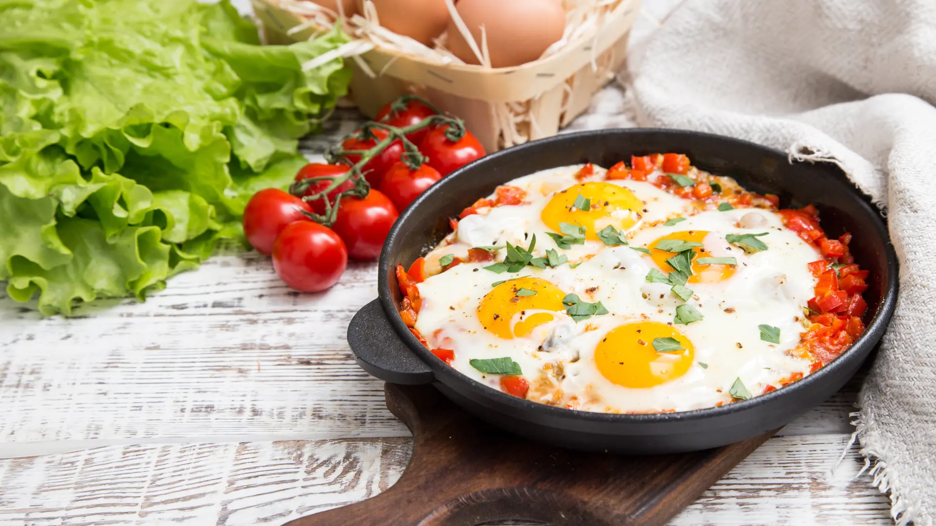 shutterstock_1042981243 pržena jaja doručak paprika i jaja-69ef95d7914d7.webp