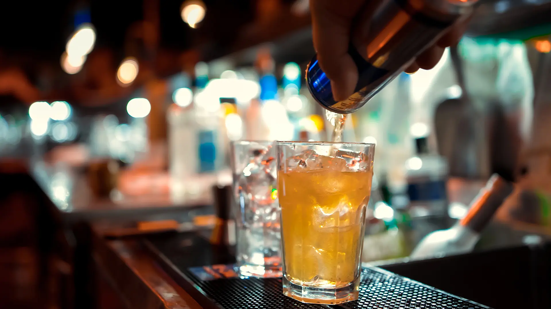 shutterstock_1244107594 alkohol koktel šank izlazak alkoholisanje energetsko piće energetska pića-69d0efb913838.webp