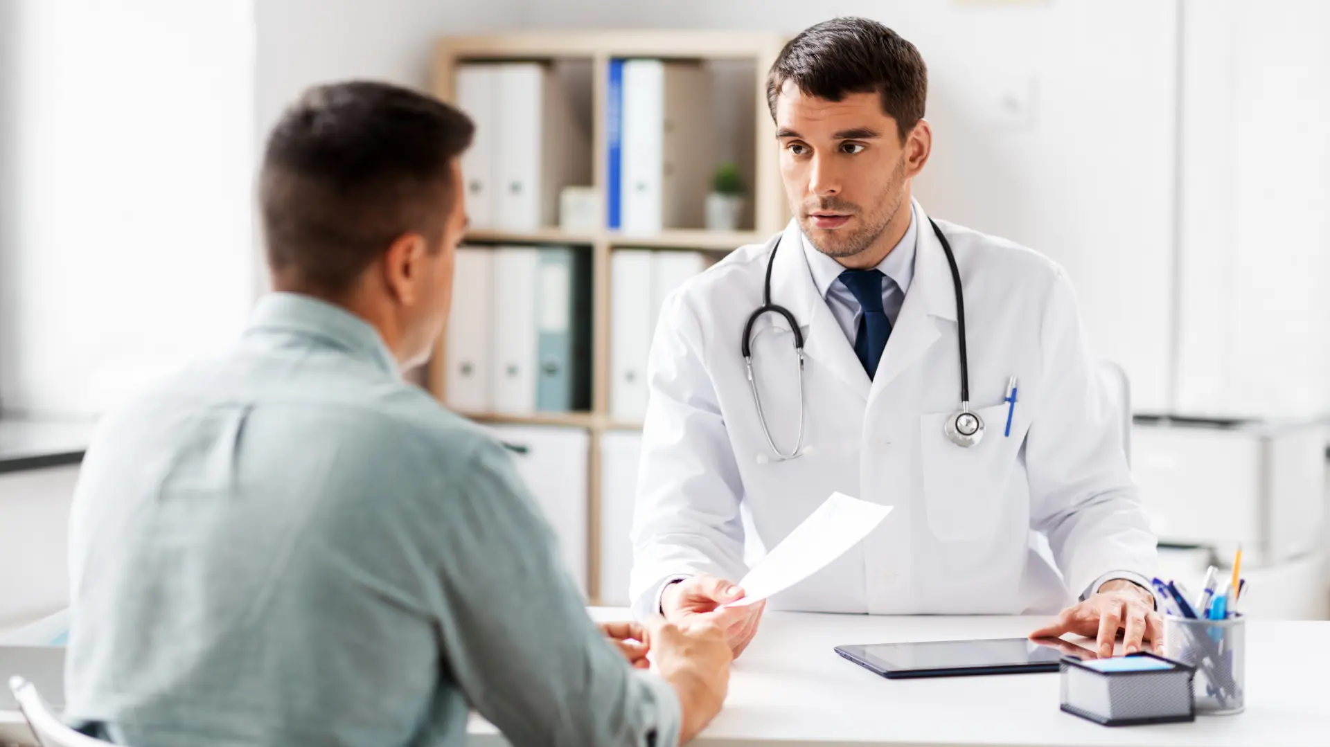 shutterstock_1287040627 urolog lekar doktor bolest bolnica lečenje terapija grip pregled dom zdravlja nalaz dijagnoza muškarac-69eb20620db05.webp