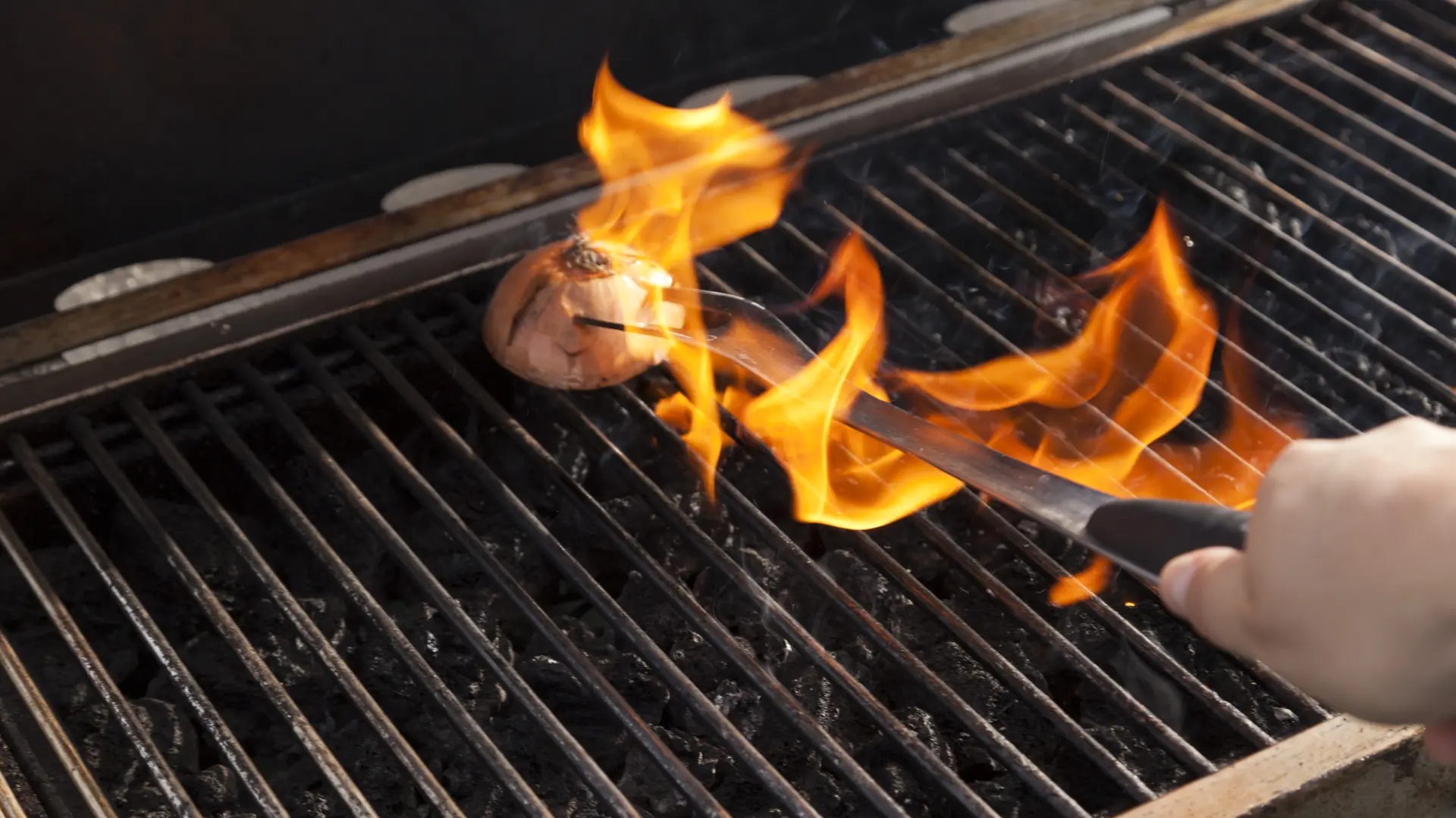 shutterstock_135657296 gril roštilj prvi maj grilovanje crni luk čišćenje rešetke za roštilj-69f345a5c3b81.webp