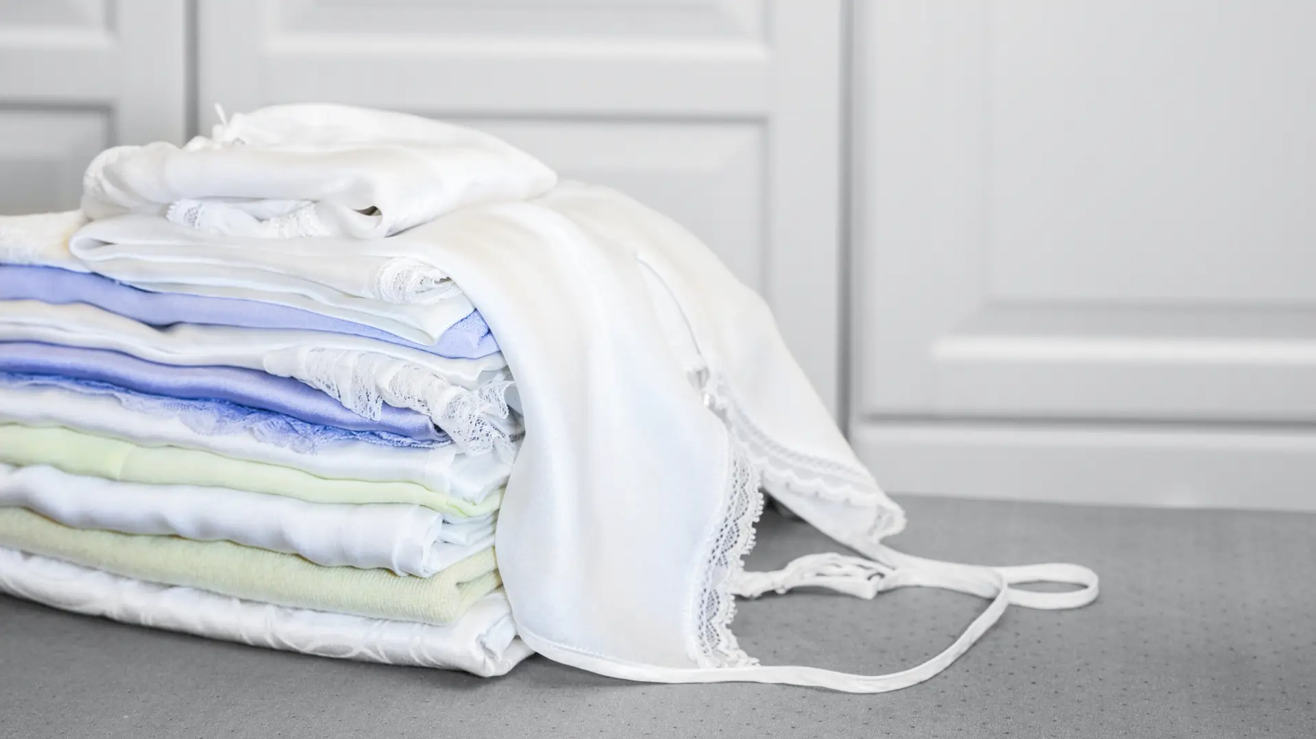 shutterstock_1622162728 osetljiv veš osetljiva tkanina pranje veša donji veš spavaćica čist veš-69f086910126f.webp