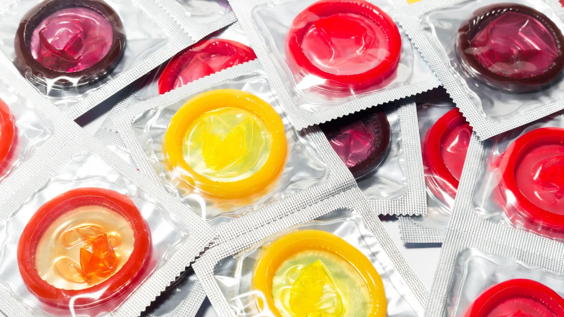 shutterstock_1623536611 kondomi prezervativi kontracepcija seks-69ea1ac5736b3.webp