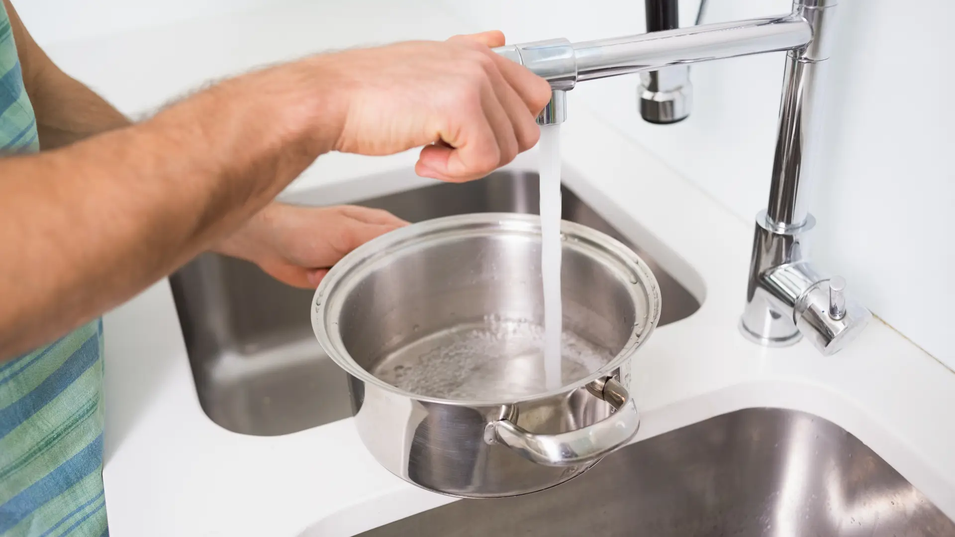 shutterstock_162693068 šerpa sudopera voda vruća voda voda sa slavine kuvana voda voda iz bojlera zagrevanje vode kuvanje kuhinja-69e63fd6f1d54.webp