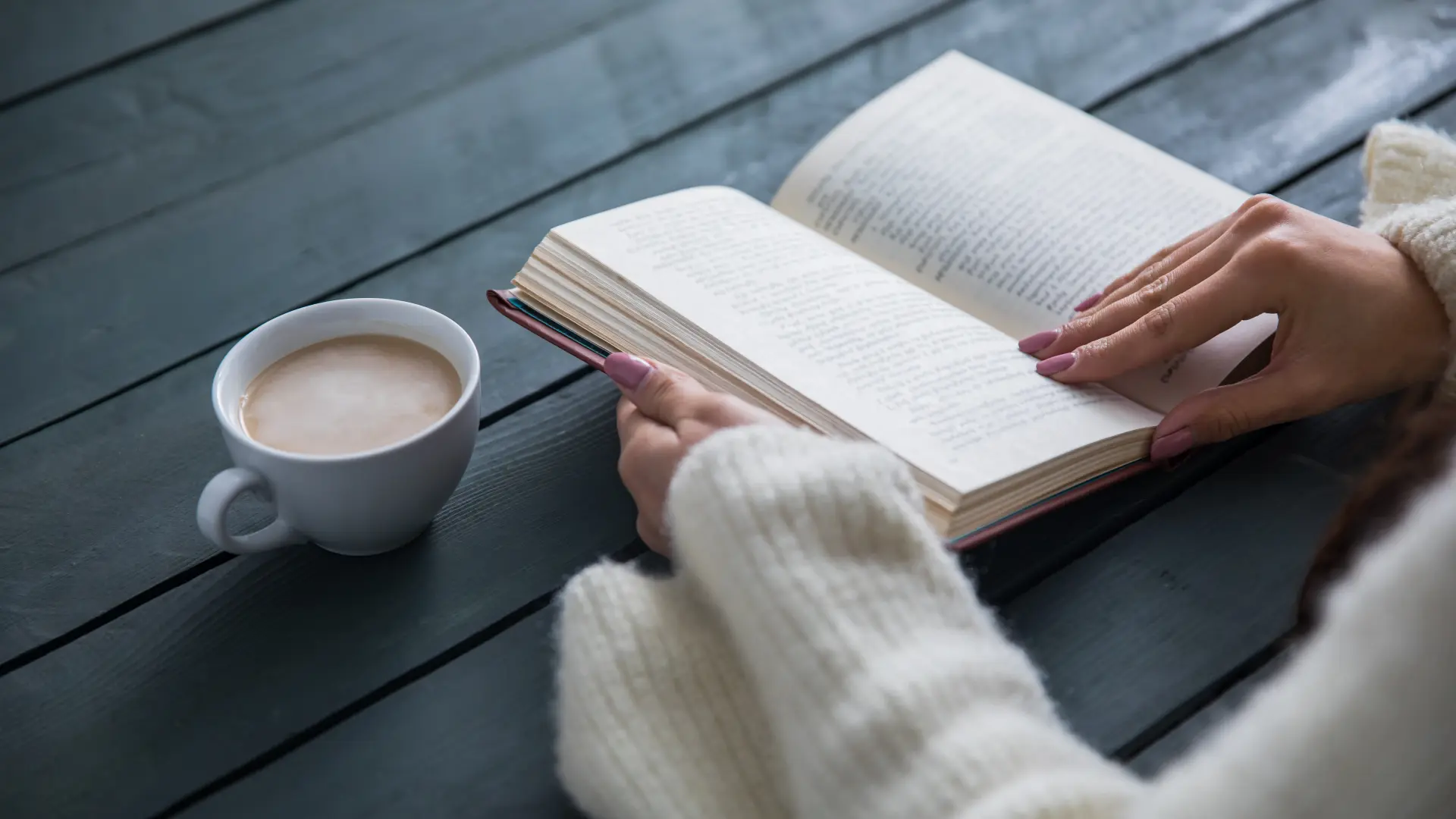 shutterstock_1918391987 čitanje knjiga knjige kafa  nokti-69ce532d60dfa.webp