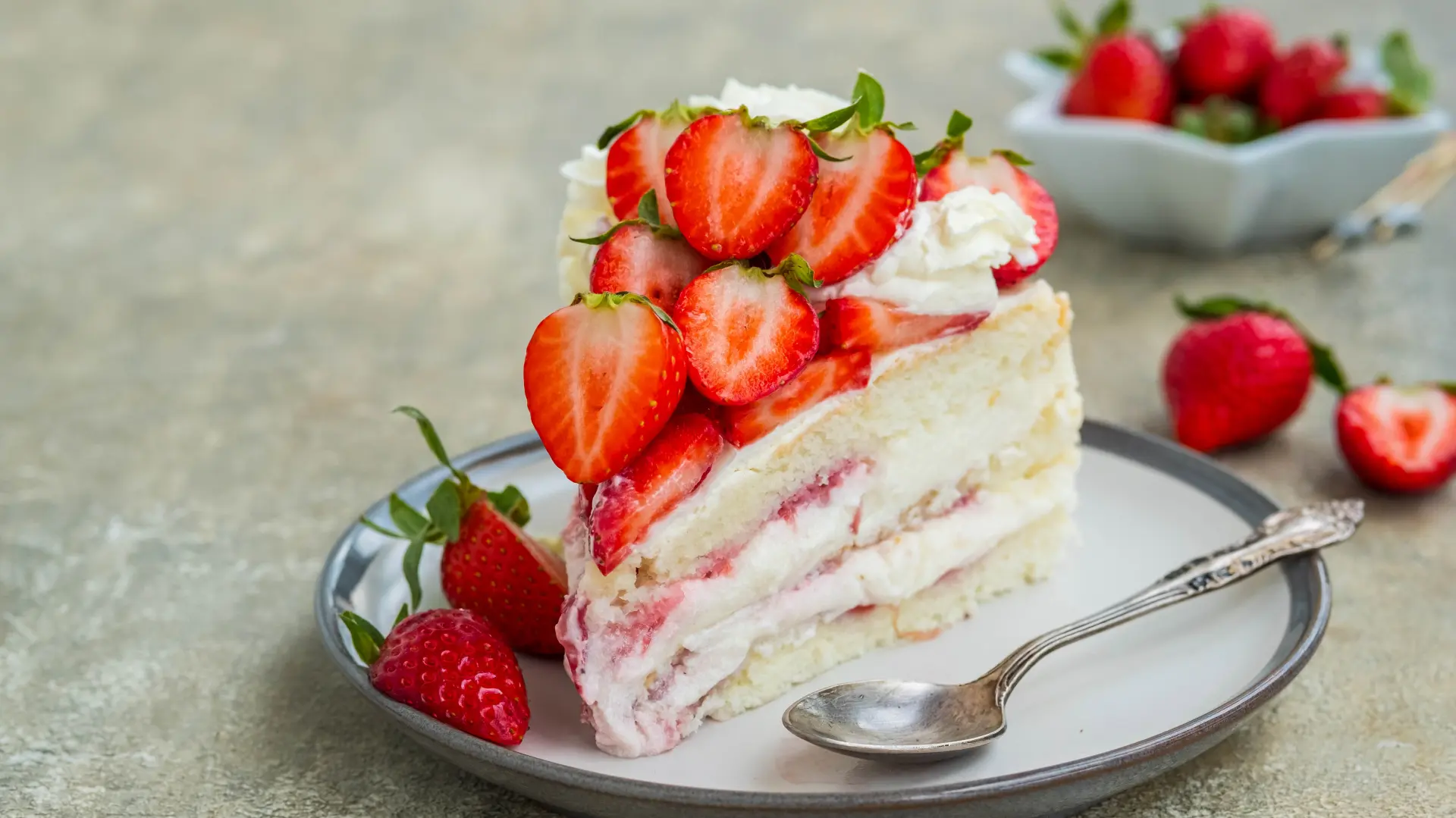 shutterstock_1984051871 torta sa jagodama jagode kolač-69dcd57984a13.webp