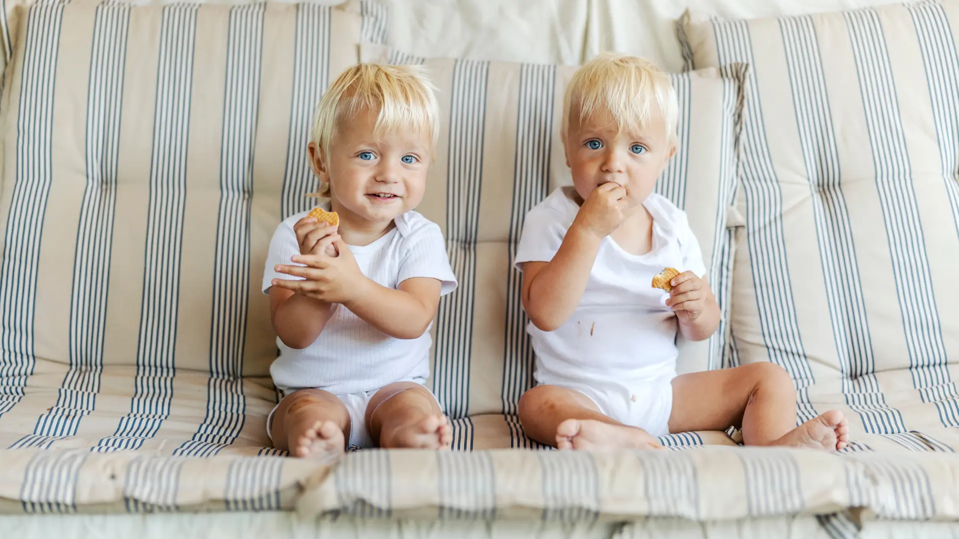 shutterstock_2018381381 jednojajčani blizanci bebe deca dečaci  twins vaspitavanje dece porodica-69e9e6ab10f04.webp