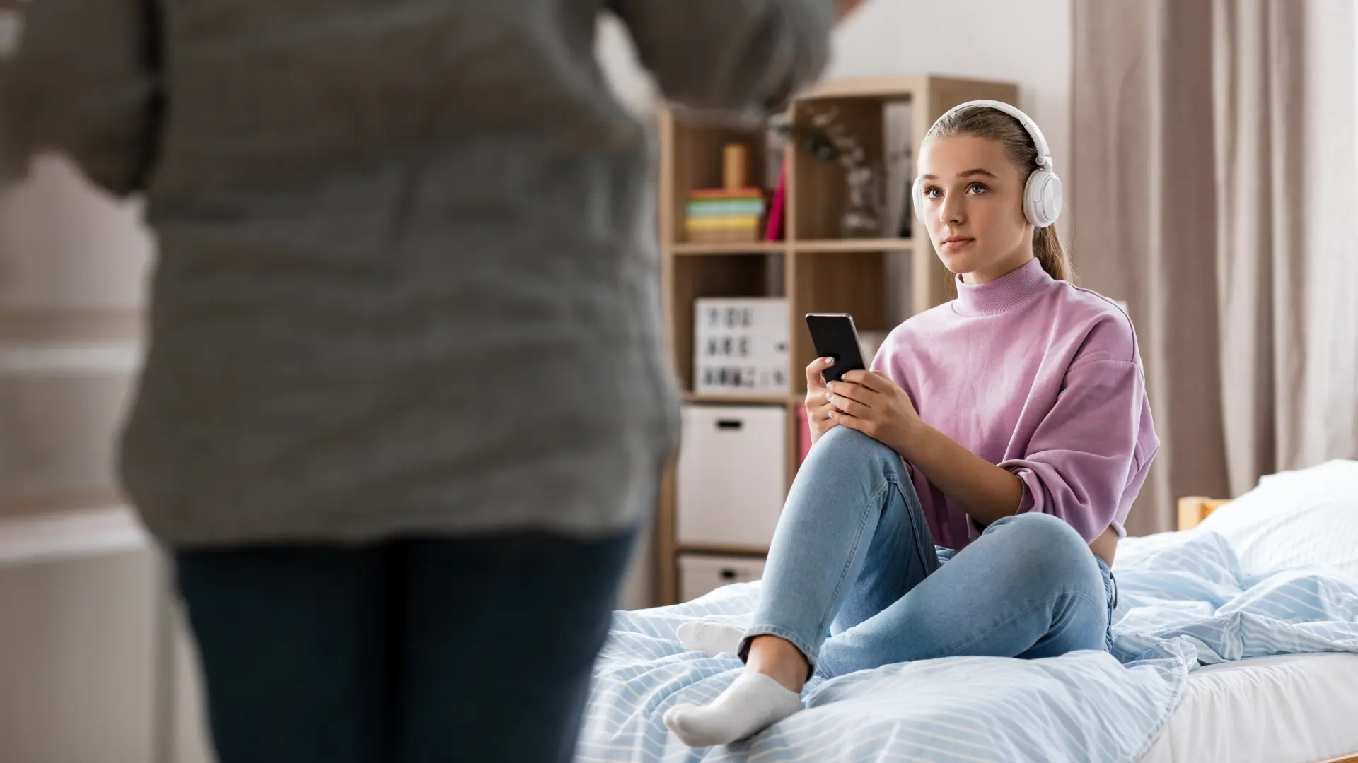 shutterstock_2079119983 dete roditelj telefon društvene mreže majka vaspitavanje deca na društvenim mrežama instagram slušalice devojčica tinejdžer-69f20d150f831.webp