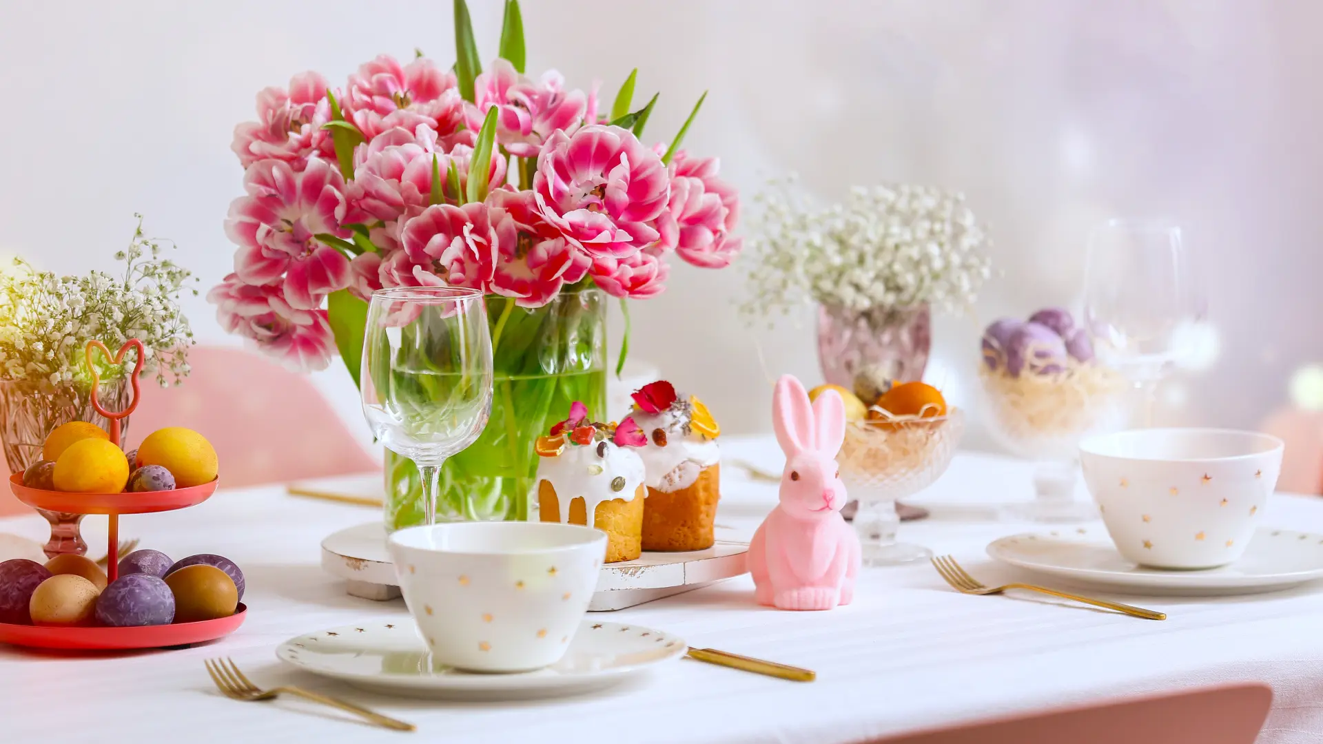 shutterstock_2126699162 vaskrs uskrs lale vaskršnja trpeza cveće-69cf9970117cc.webp