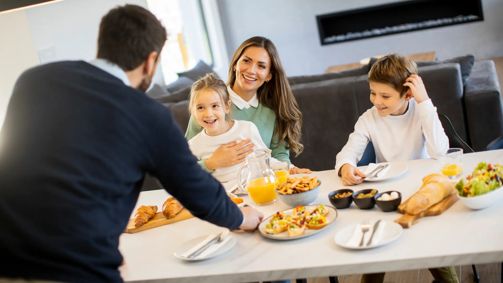 shutterstock_2135157327 porodica porodični ručak roditelji mama tata deca dom sreća brat i sestra-69d0ce7361f0f.webp