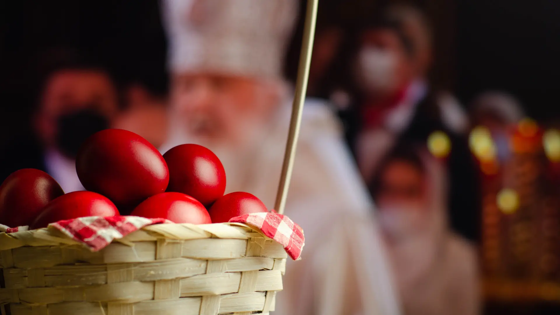 shutterstock_2140129513 veliki petak farbanje jaja u lukovini crvena jaja vaskrs uskrs-69d8a1a1e1156.webp