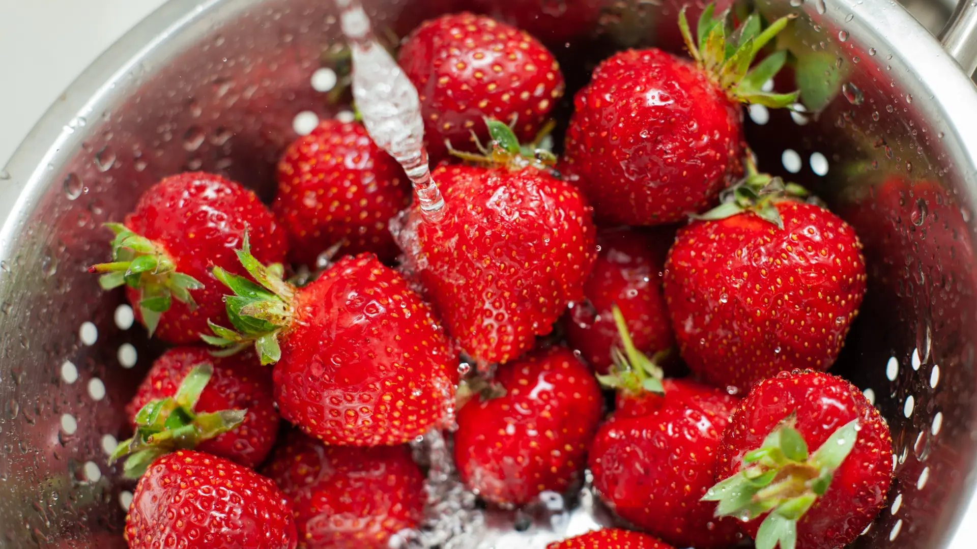 shutterstock_2167461107 pranje jagoda jagode-69e0ae5e1f344.webp