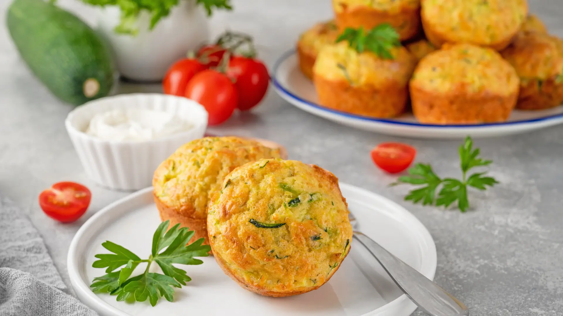 shutterstock_2188682573 mafini sa tikvicama slani mafini proja projara sa povrćem paradajzom i paprikom-69f0b54c10326.webp