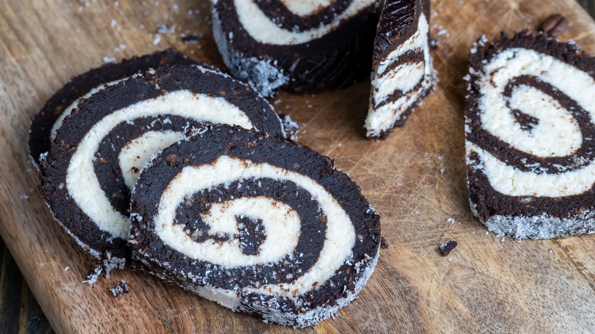 shutterstock_2195041207 čokoladni rolat-69d0d2a7b3c41.webp