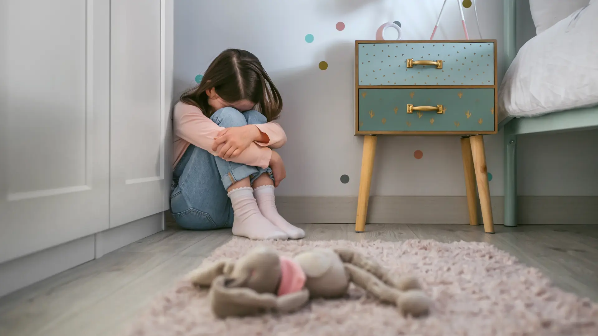 shutterstock_2198767029 tužno dete teško detinjstvo dete plače devojčica roditelji se svađaju porodica svađa-69cfbc00a6e5b.webp