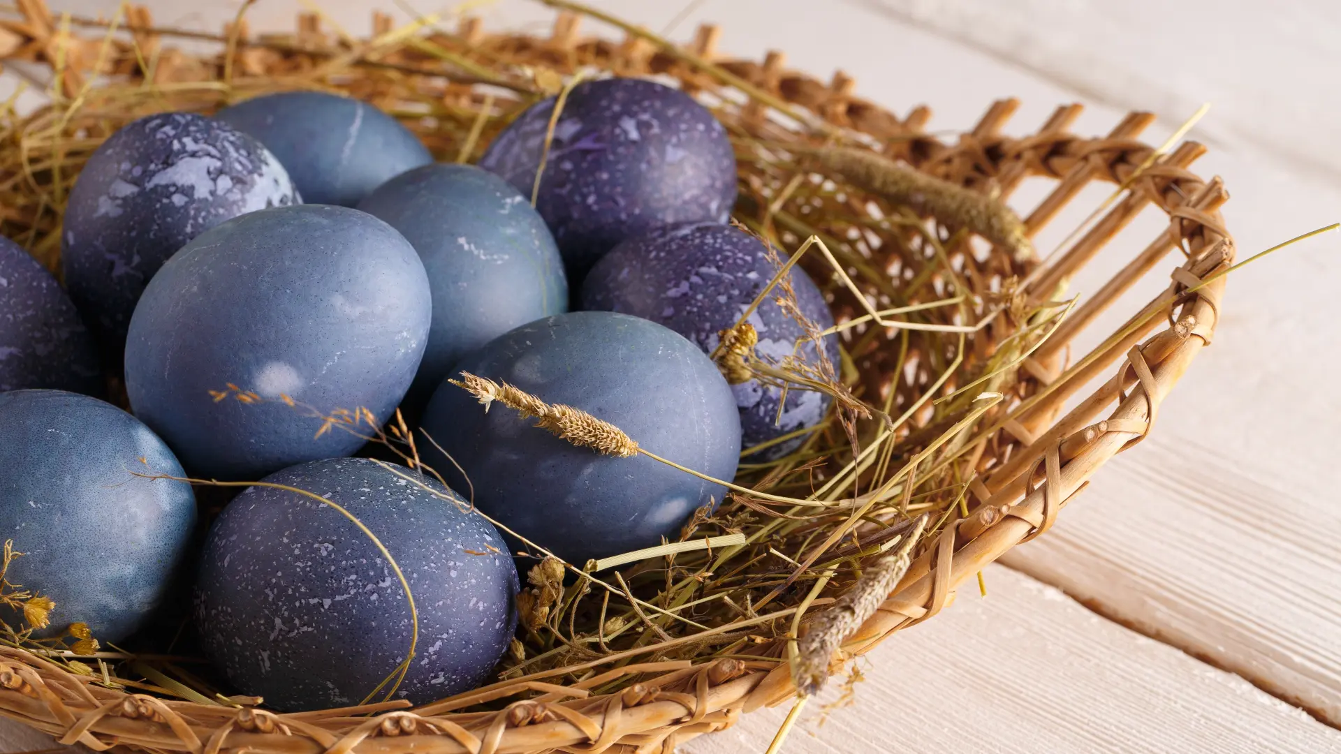 shutterstock_2200295697 jaja farbana u vinu farbanje jaja uskrs vaskrs-69d8cbc889f13.webp