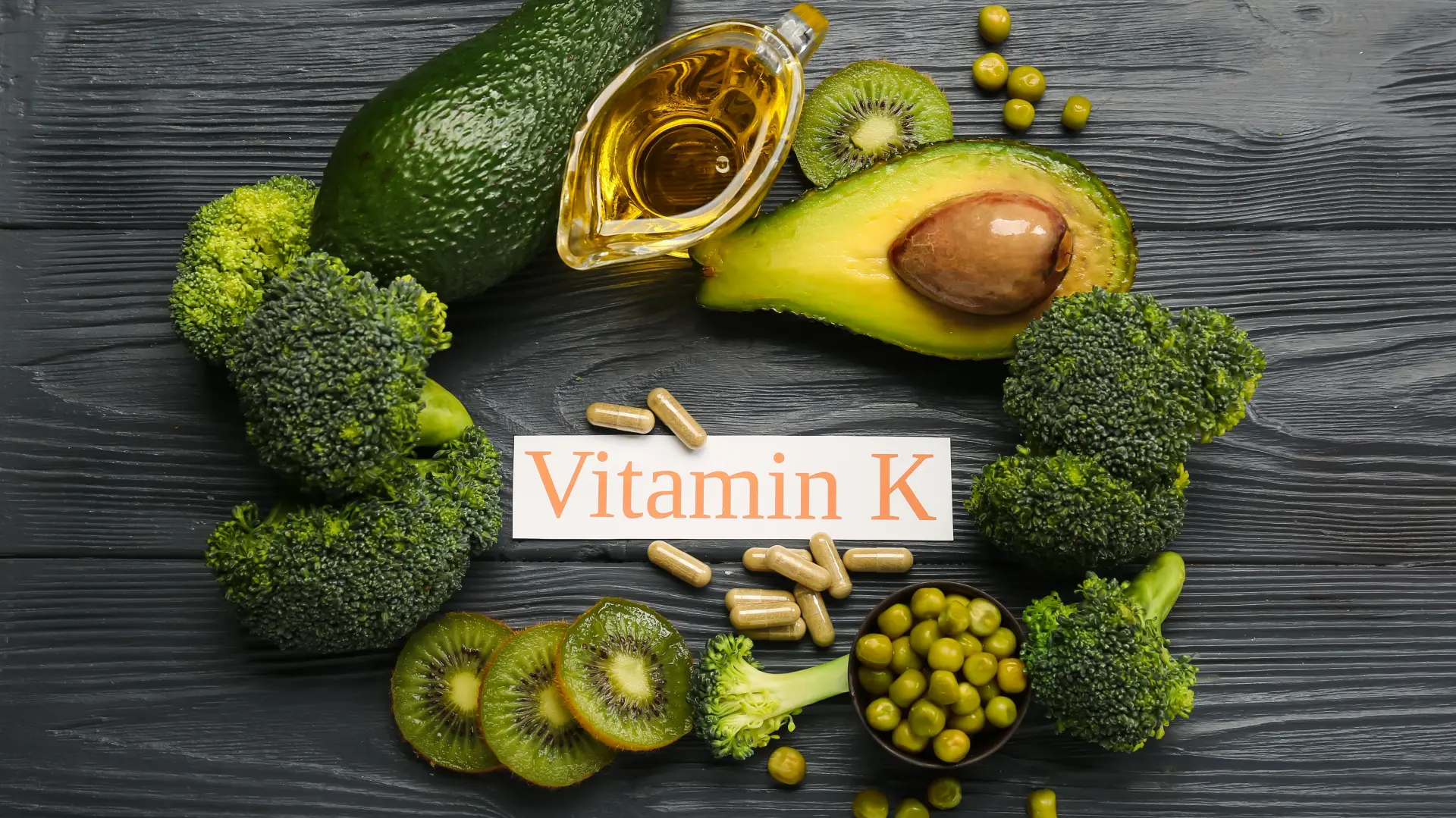 shutterstock_2240488235 vitamin K zdrava hrana brokoli kivi zelena hrana vitamini kivi  avokado-69df6706a88ea.webp