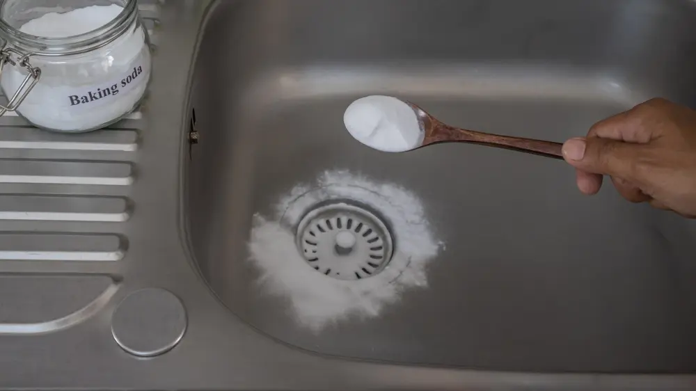 shutterstock_2263624761 odvod, soda bikarbona, kuhinja, odvodi, zarđalo, čišćenje, ribanje-69eb6e3c824a6.webp