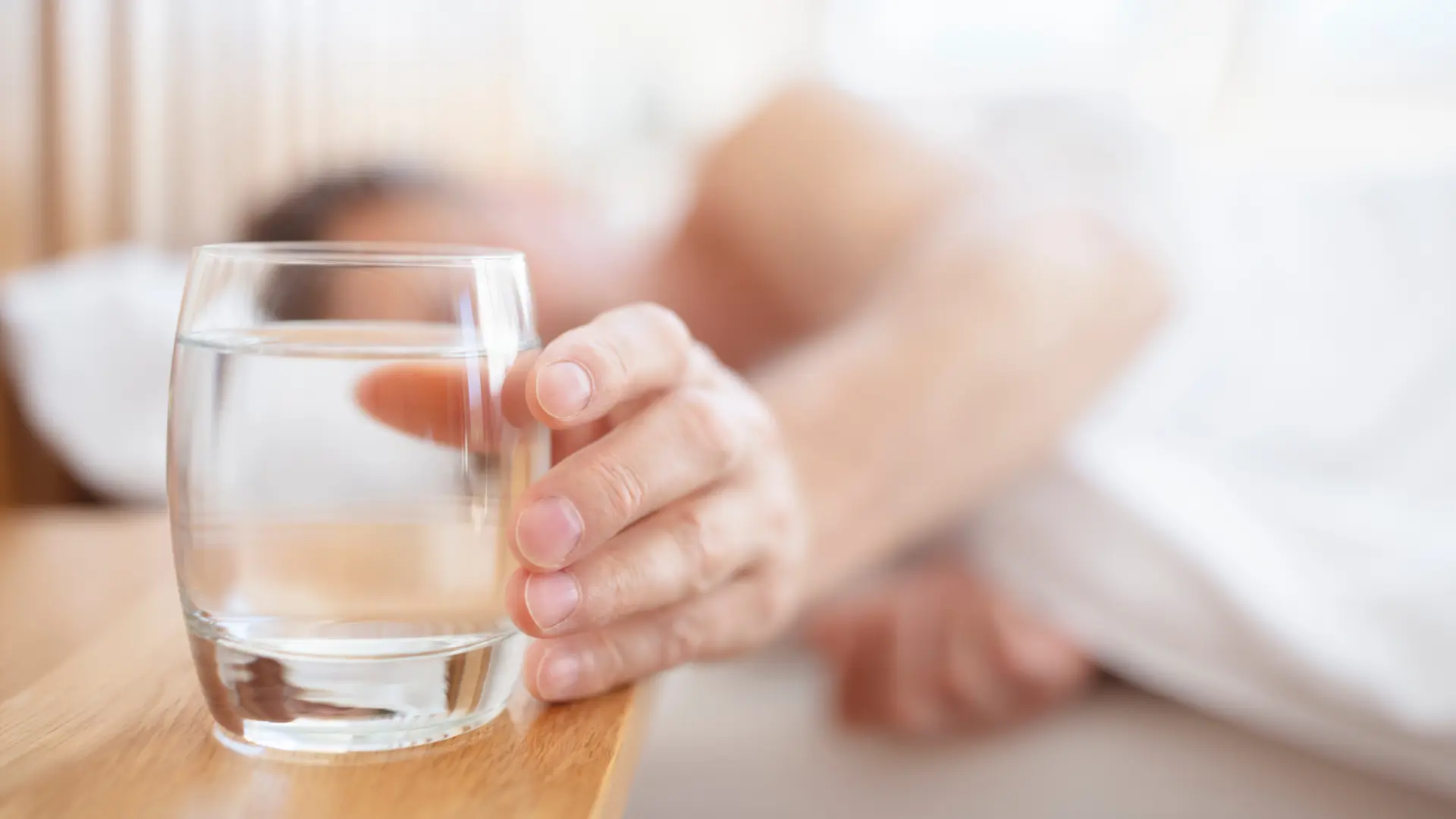 shutterstock_2292287865 čaša vode voda buđenje hidriranje hidratacija-69d4ff7d7d416.webp