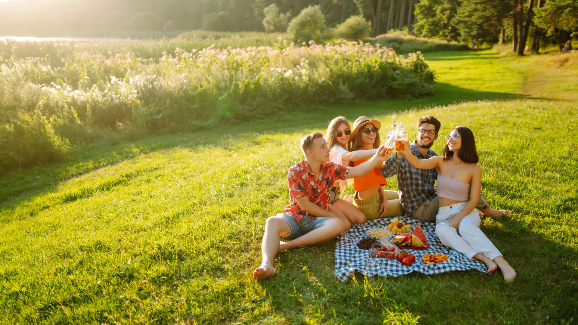 shutterstock_2312905755 piknik uranak prvi maj prijatelji uživanje lepo vreme proleće-69f349f395809.webp