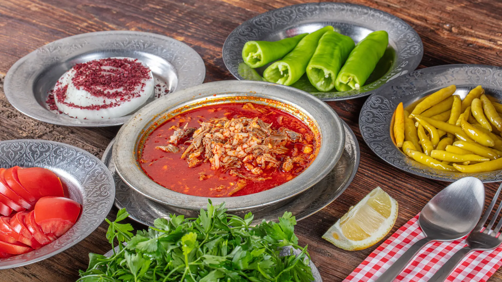 shutterstock_2318501427 turska hrana tradicionalno jelo tradicionalna kuhinja nacionalna kuvanje hrana jelo ručak-69e08c753f2d0.webp