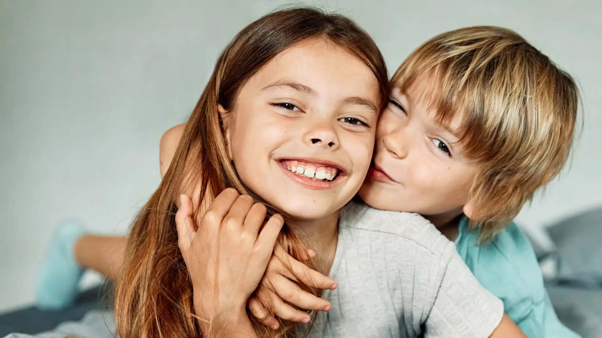 shutterstock_2339846505 brat i sestra deca dečak devojčica porodica-69cd743f863c1.webp