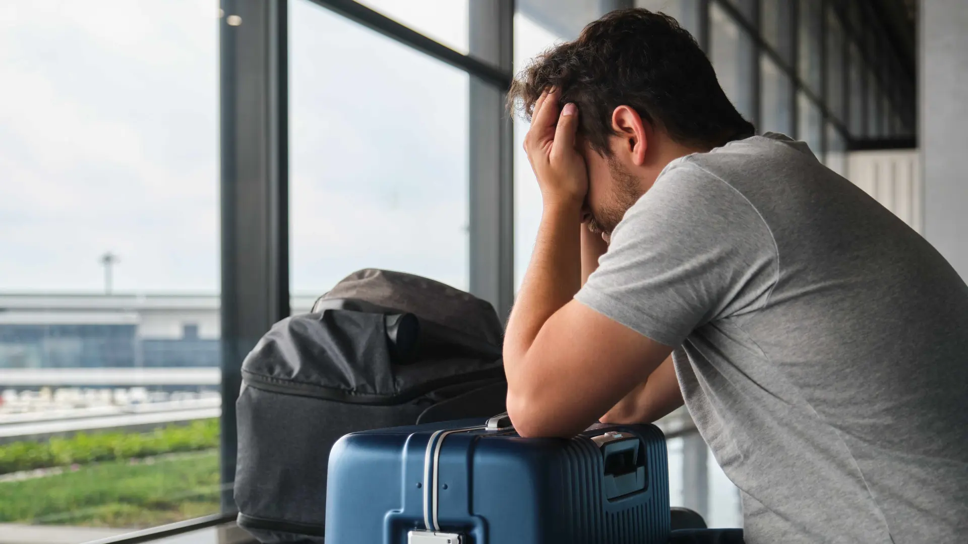 shutterstock_2354071637 aerodrom putovanje umor-69e36b797ec68.webp