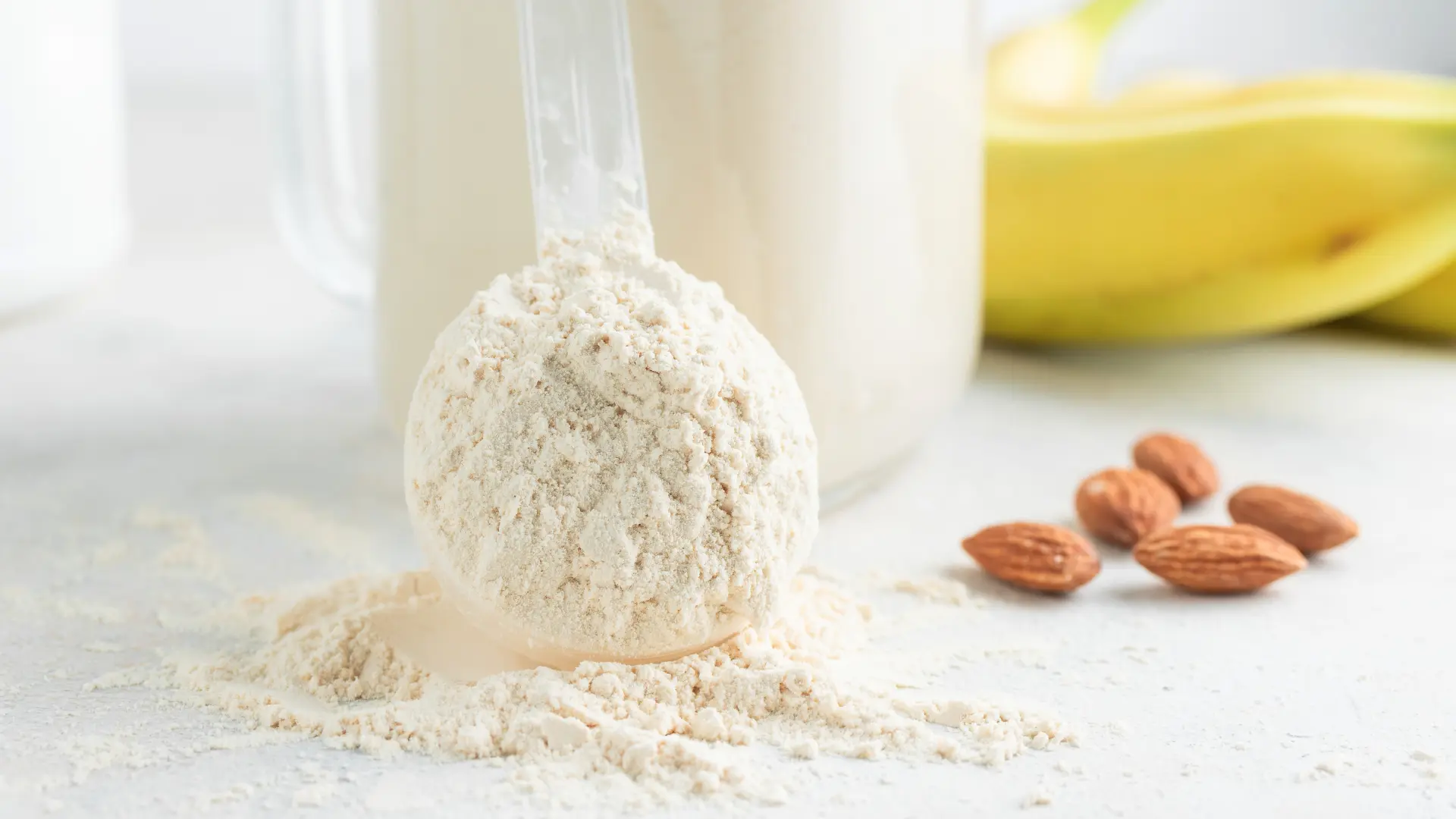 shutterstock_2373374943 proteinski šejk protein banana badem-69f1c4d569f84.webp