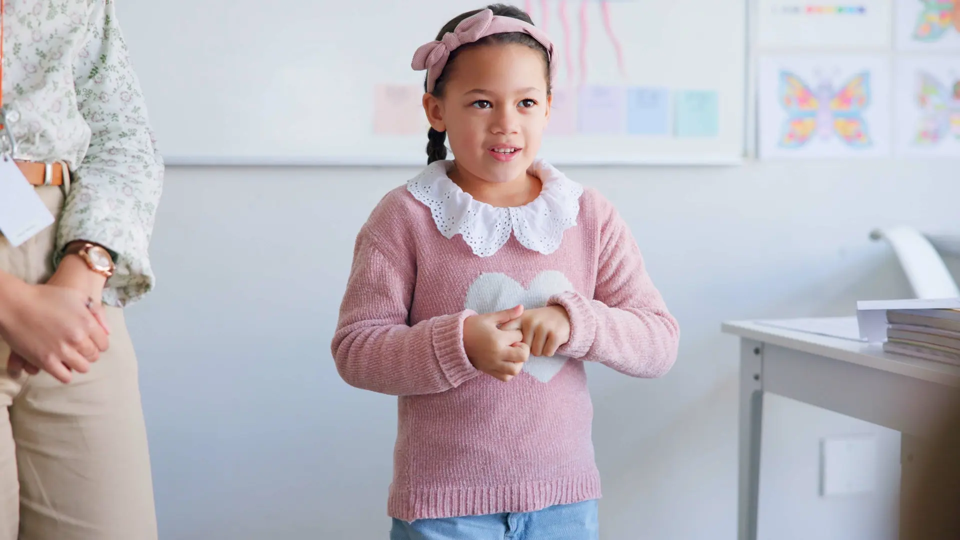 shutterstock_2376788307 stidljivo dete devojčica škola prvi dan škole školarac-69ce47585873d.webp