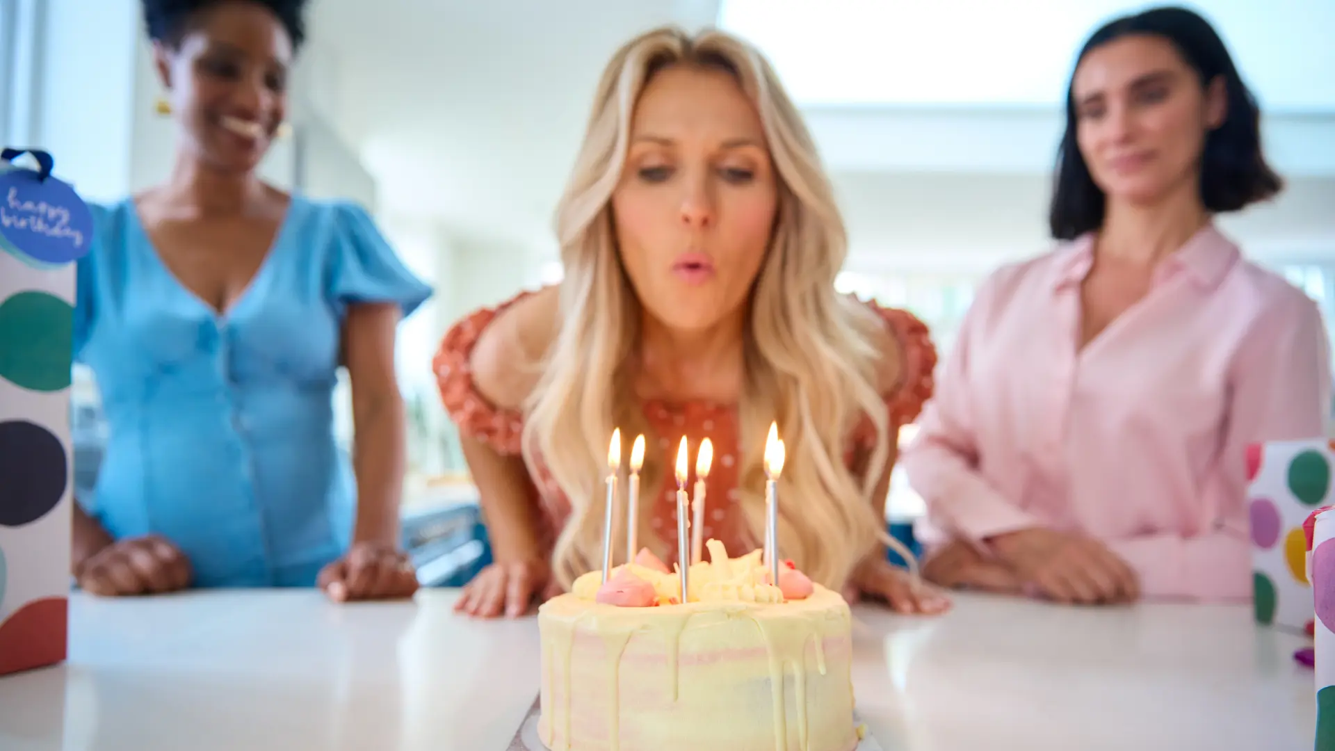 shutterstock_2410455271 pedeseti 50. rođendan žena stariji pd 40 50 godina 60-69f21bdf89720.webp