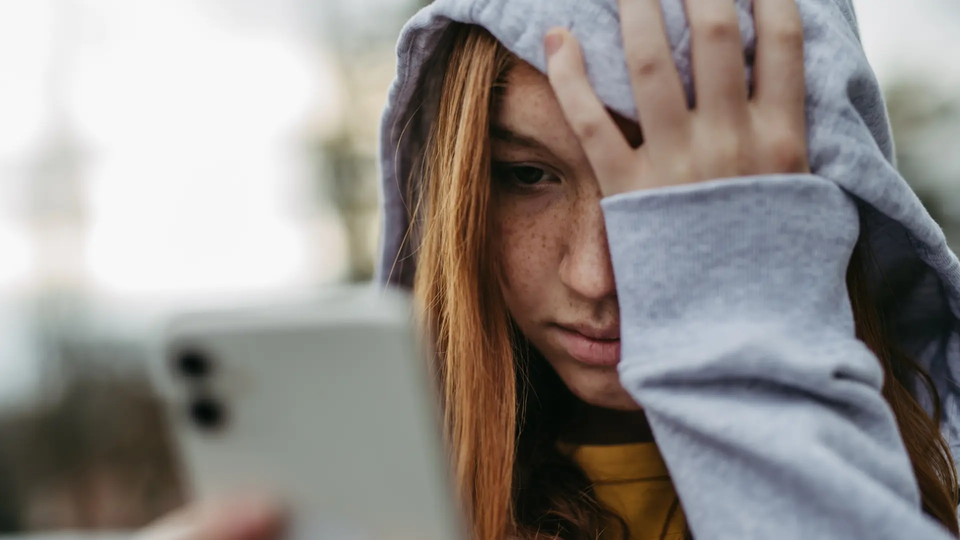 shutterstock_2415891403 depresija tinejdžeri devojka telefon veštačka inteligencija chatgpt  tuga raskid poruke telefon društvene mreže-69f2f3723c398.webp