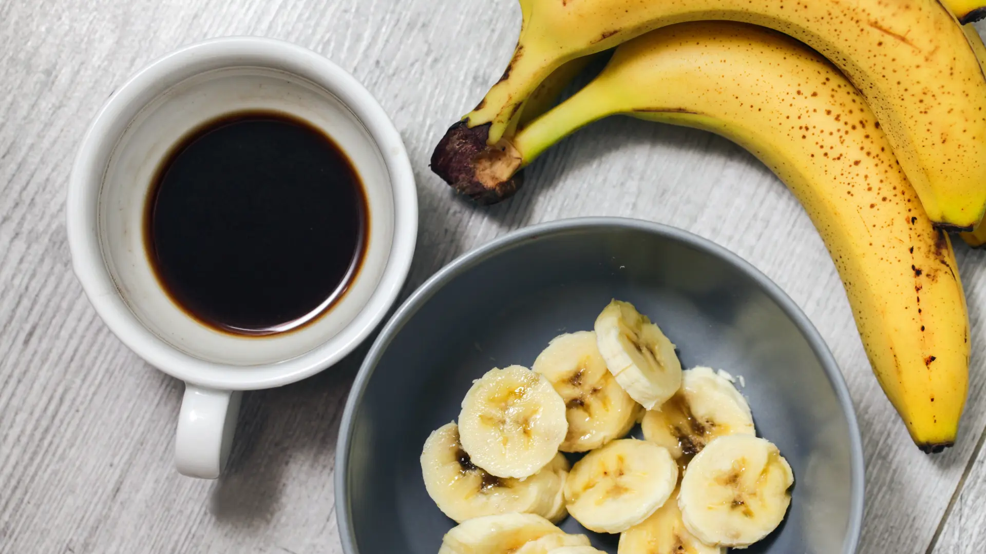 shutterstock_2425316955 kafa i banana banane-69e0872649c32.webp