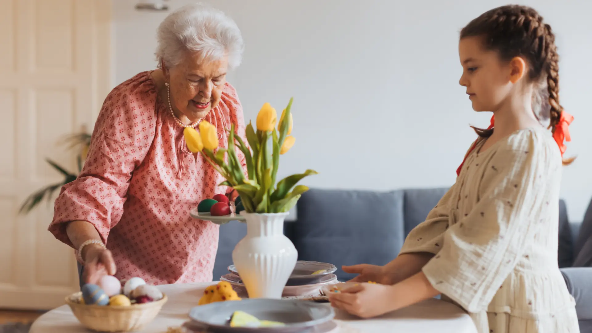 shutterstock_2433214685 uskrs vaskrs baka unuka devojčica porodica ručak uskršnji vaskršnji-69da56088fb1f.webp