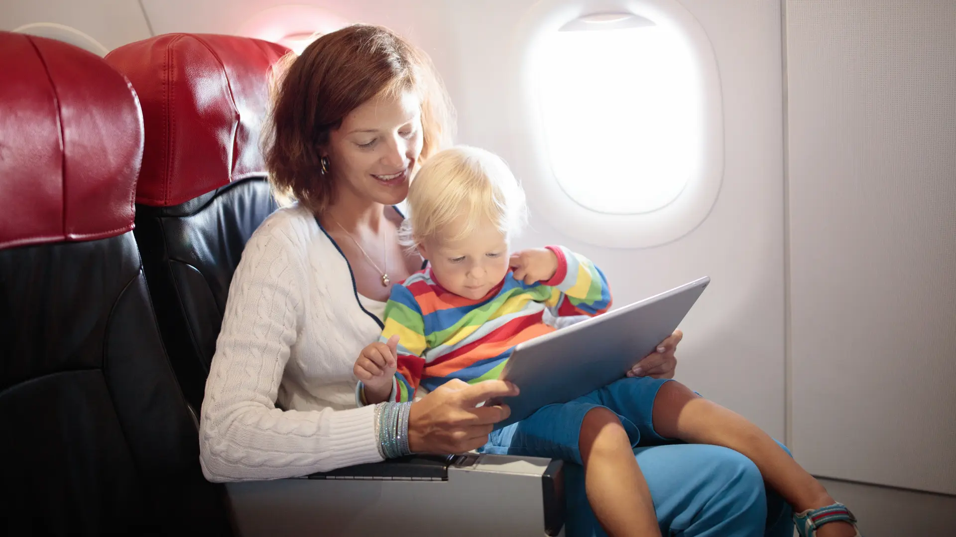 shutterstock_2455565727 beba u avionu putovanje sa decom detetom beba mama dete dečak laptop porodica-69cfc023a58f7.webp