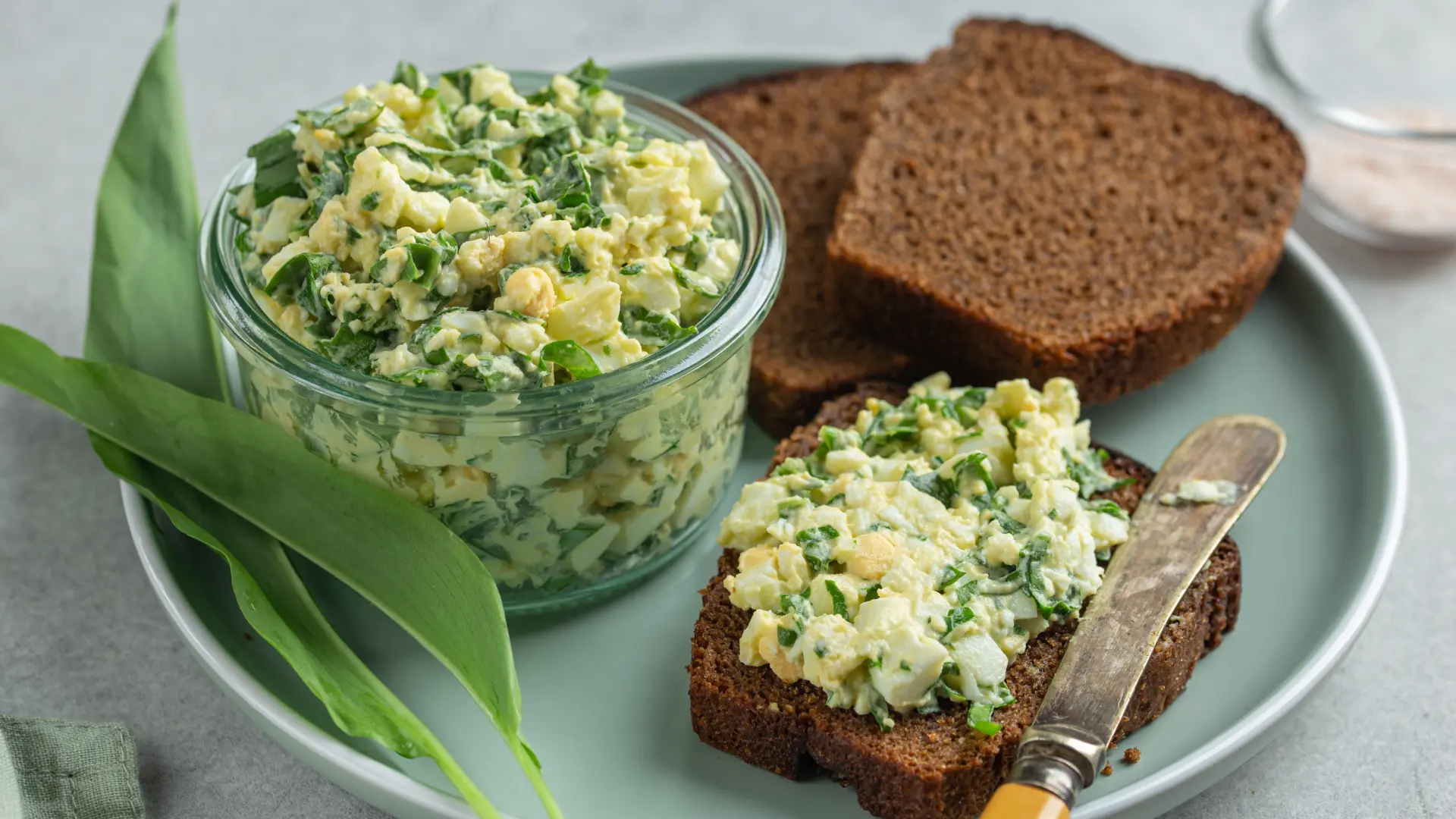 shutterstock_2472436623 SALATA NAMAZ SREMUŠ KUVANA JAJA SPANAĆ-69dfcda560b05.webp