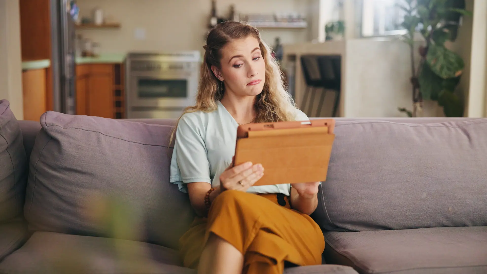 shutterstock_2502384725 hmm deja vu dežavu dežavi već viđeno devojka beležnik  zamišljen šamišljena razmišljanje psiholog  žena devojka-69ef258b653eb.webp
