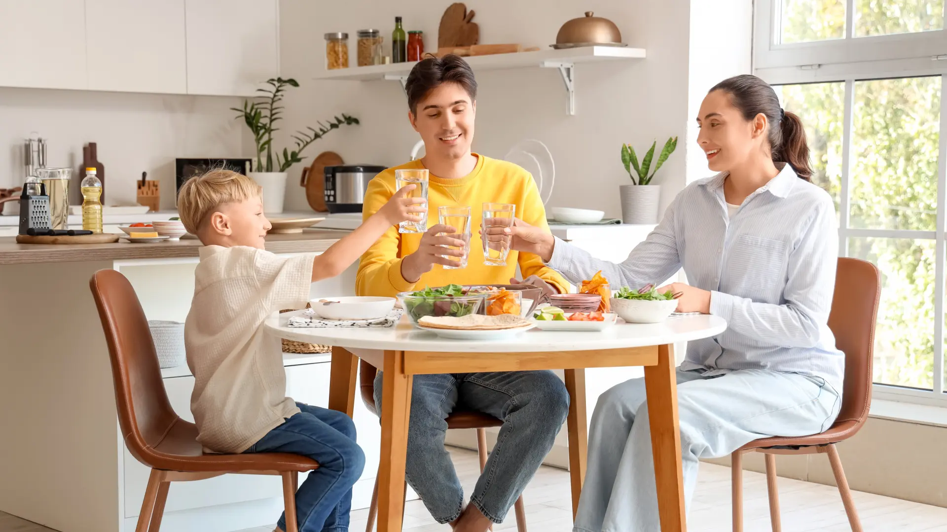 shutterstock_2544705627 voda uz hranu porodični ručak voda porodica dete dečak mama tata-69d52784860fd.webp