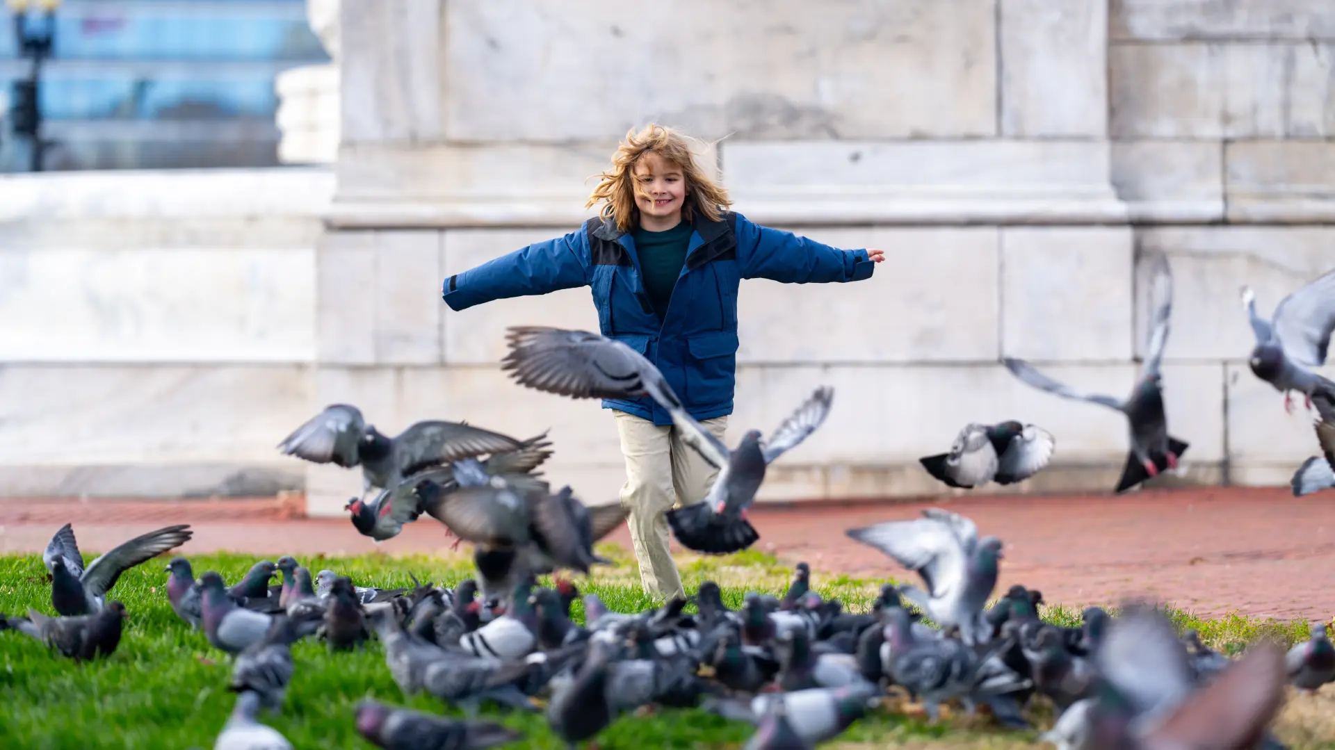 shutterstock_2561844137 igranje trčanje dečak sloboda dete golubovi ptice ulica uspeh sreća-69f1fd1e5d7b4.webp
