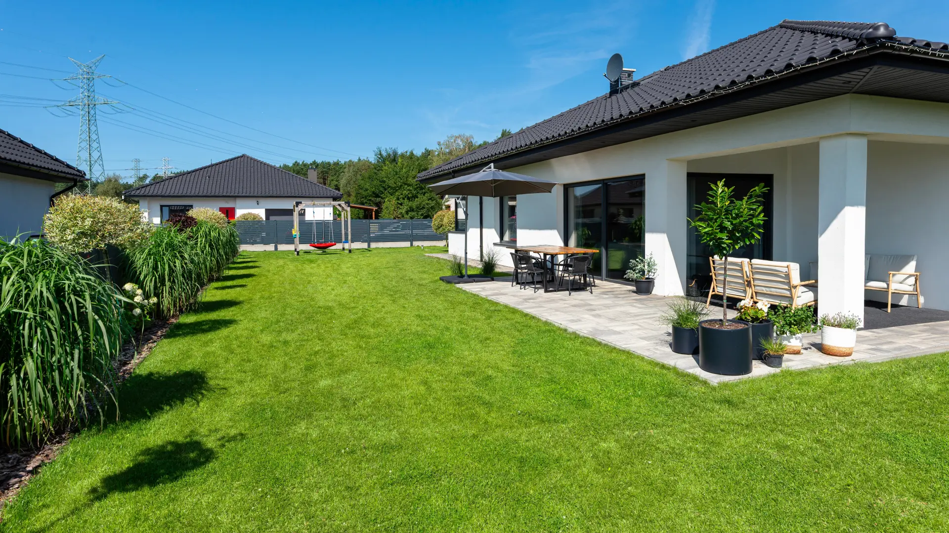 shutterstock_2667483605 dvorište bašta travnjak trava zelena  cveće terasa biljke lepo vreme  kuća-69cd5155418b8.webp