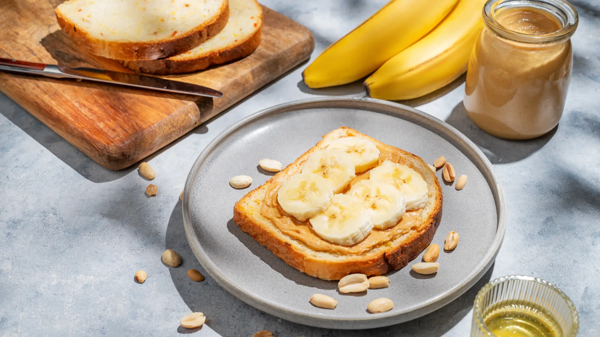 shutterstock_2696499993 med honey doručak kikiriki puter banana hleb doručak slatki-69cf5ade0bfd1.webp