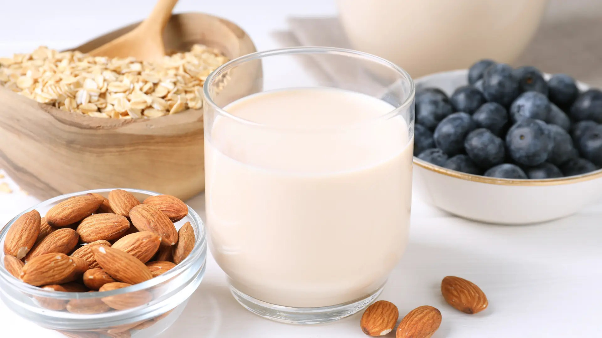 shutterstock_2737906937 almond and oat milk bademovo ovseno mleko biljno mleko badem borovnice droučak ovsena kaša ovas-69f05efa29305.webp